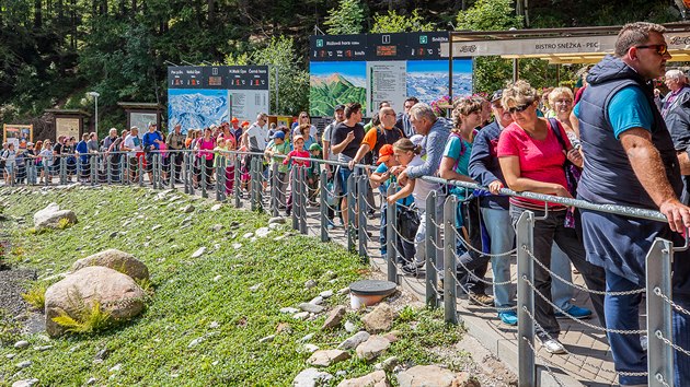 Na lanovku na Snku se stoj dlouh fronta (23. 8. 2019).