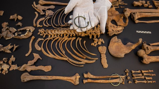 Archeologové našli v Kopidlně kostru keltské ženy s bronzovými náramky.