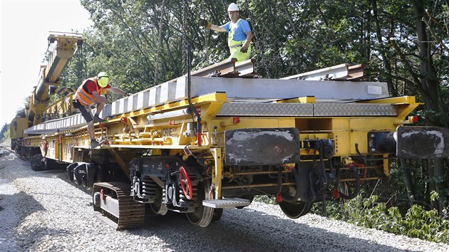 Nejsloitj st peloky eleznin trat nedaleko Domalick ulice v Plzni byla pokldka nov 95 metr dlouh vhybky. (22. 8. 2019)