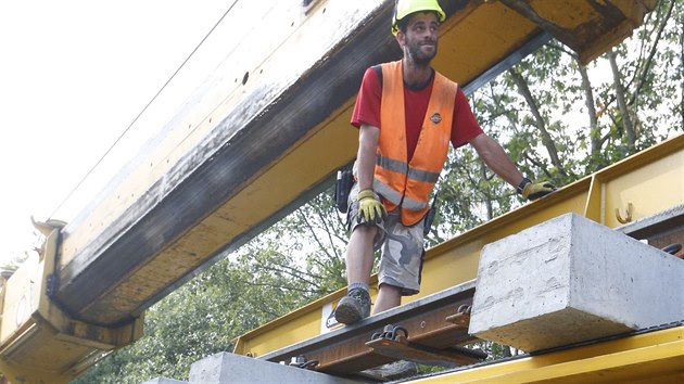 Nejsloitj st peloky eleznin trat nedaleko Domalick ulice v Plzni byla pokldka nov 95 metr dlouh vhybky. (22. 8. 2019)