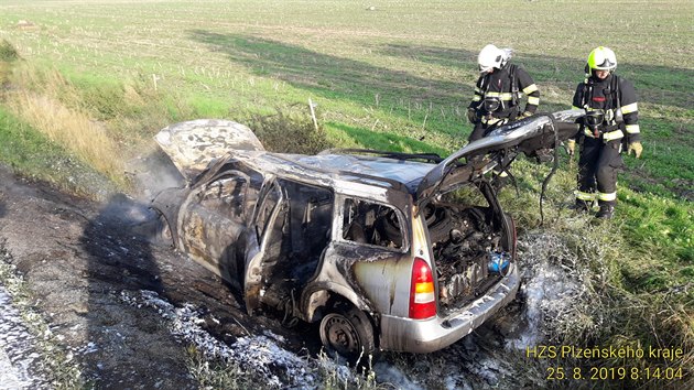 Opel Astra shoel po nrazu do betonov konstrukce na popel. Zranili se ti cizinci.