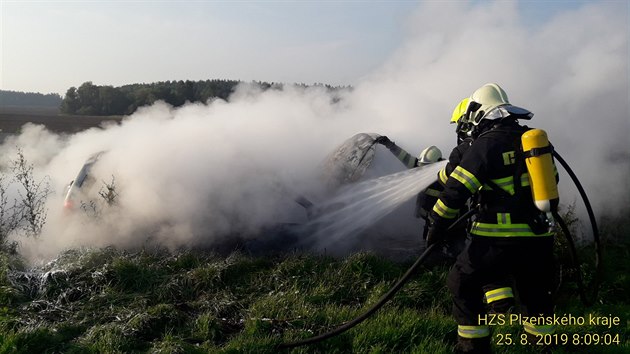 Opel Astra shoel po nrazu do betonov konstrukce na popel. Zranili se ti cizinci.