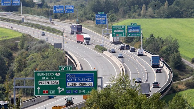 Silnii zaali opravovat povrch dlninho obchvatu Plzn na D5 mezi ernicemi a Ejpovicemi. (27. 8. 2019)