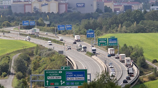 Silnii zaali opravovat povrch dlninho obchvatu Plzn na D5 mezi ernicemi a Ejpovicemi. (27. 8. 2019)