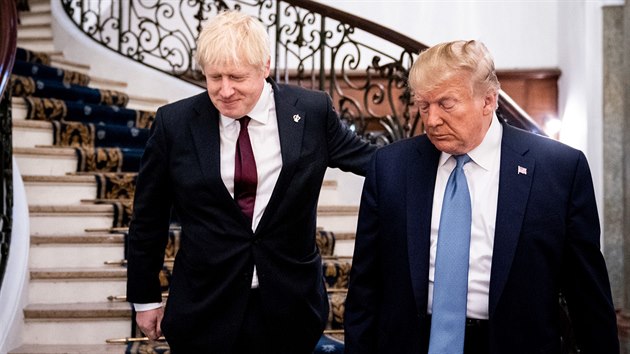 Britsk premir Boris Johnson (vlevo) a americk prezident Donald Trump na bilaterlnm jednn na summitu G7. (25. srpna 2019)