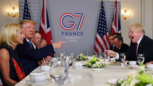 Donald Trump a Boris Johnson se bav na setkn v rmci summitu G7. (24. srpna 2019)