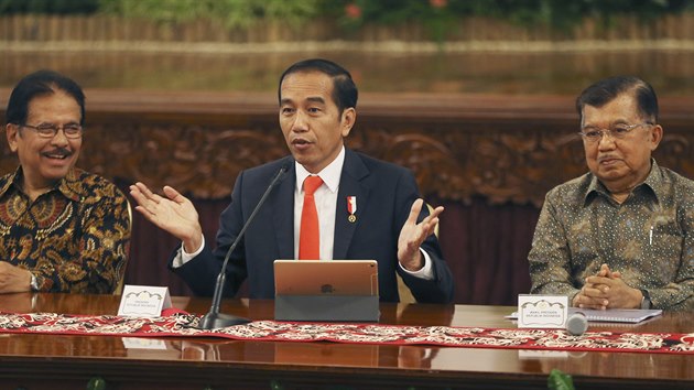 Indonsk prezident (uprosted) na tiskov konferenci v Jakart, kde oznmil pesunut hlavnho msta na ostrov Borneo. (26. srpna 2019)