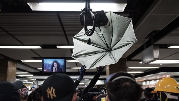 astnci demonstrace v Hong Kongu zavuj detnk ped bezpenostn kameru.