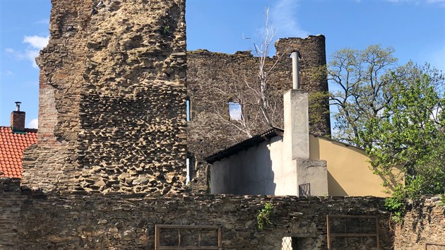 Pohled na ���ansk� hrad p�es don�on a novodobou z�stavbu, kter� doslova vyrostla ze �zbytk� hradu�.