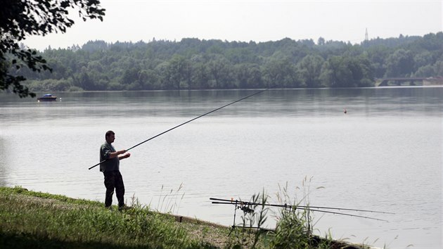 Stanov�n� u p�ehrady mimo kempy je v T�rlicku vyhl�kou zak�z�no. V�jimku maj� ryb��i s jejich bivaky, kte�� se podle posledn�ch kontrol na nepo��dku na b�ehu nepod�lej�.