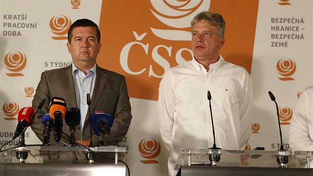 Předseda ČSSD Jan Hamáček a první místopředseda Roman Onderka po jednání předsednictva strany. (23. srpna 2019