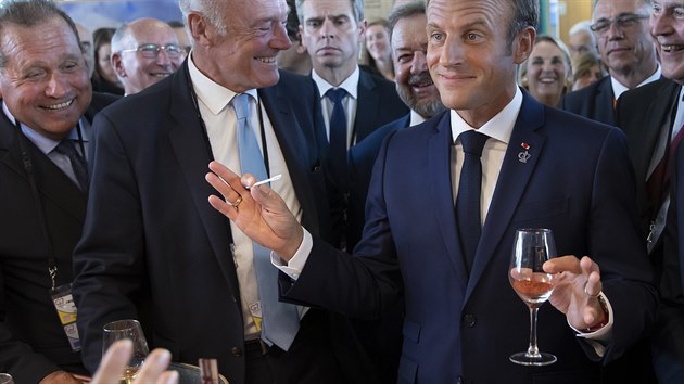 Francouzsk prezident Emmanuel Macron na vstav pi pleitosti na summitu skupiny vysplch svtovch ekonomik G7 ve jihofrancouzskm mst Biarritz ochutnal mstn vna. (24. srpna 2019)