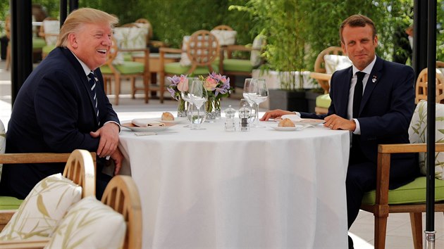 Prezident Spojených států Donald Trump a francouzský prezident Emmanuel Macron na na summitu skupiny vyspělých světových ekonomik G7 v jihofrancouzském městě Biarritz. (24. srpna 2019)