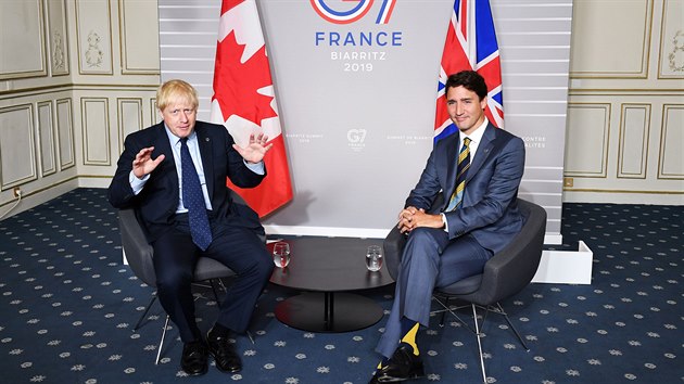 Britsk premir Boris Johnson se na summitu zem G7 v jihofrancouzskm mst Biarritz seel s kanadsk premirem Justinem Trudeauem. (24. srpna 2019)