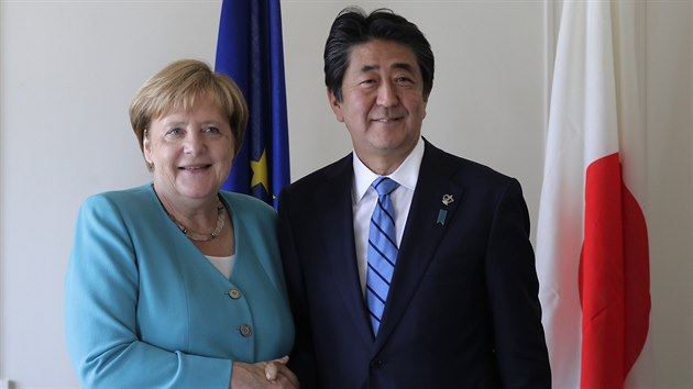 Nmeck kanclka Angela Merkelov a japonsk premir inz Abe na summitu zem G7 v jihofrancouzskm mst Biarritz. (24. srpna 2019)