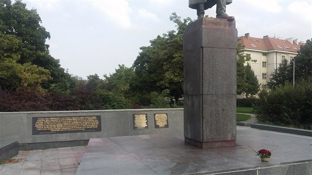 Nkolik lid sten oistili sochu marla Ivana Konva v Praze 6, kterou neznm vandal polil ervenou barvou a podstavec pomaloval npisy. (24. srpna 2019)