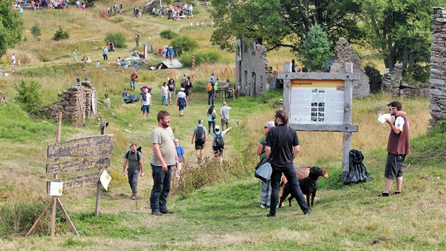 Už poosmé se v zaniklé obci Králův Mlýn (Königsmühle) sešli na stejnojmenném festivalu příznivci land artu. Hlavním motivem tradičního setkání je česko-německá vzájemnost. (24. srpna 2019)