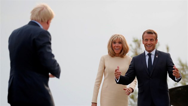 Francouzsk prezident Emmanuel Macron s manelkou Brigitte a Britsk premir Boris Johnson se na summitu zem G7 v jihofrancouzskm mst Biarritz. (24. srpna 2019)