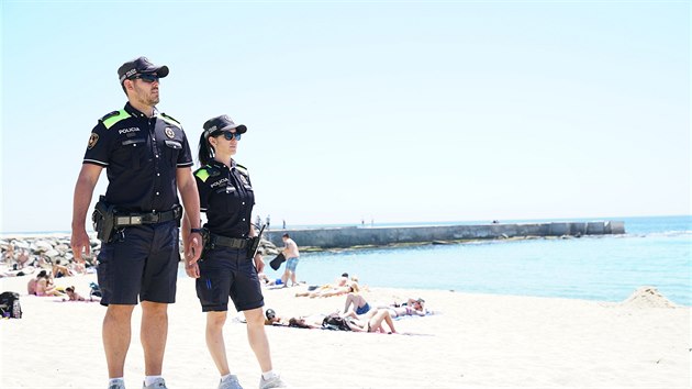 V Barcelon speciln jednotka mstn policie hld bezpe nvtvnk na plch. (25. srpna 2019)