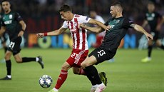 Kostas Tsimikas (vlevo) z Olympiakosu a Marcus Berg z Krasodaru v souboji o mí.