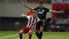 Mathieu Valbuena z Olympiakosu si dlá prostor ped Uroem Spajiem z...