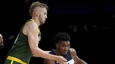 Donovan Mitchell (vpravo) z USA a Jock Landale z Austrálie.