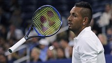 Házení raketou Nick Kyrgios nevynechal ani v souboji se Stevem Johnsonem.