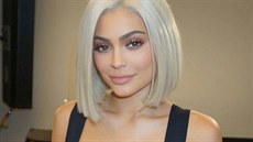 Profesionální celebrita Kylie Jennerová má stejn jako její sestry tmavé vlasy....
