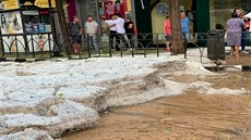 V ulicích zstaly po bouce nkolikacentimetrové vrstvy krup. (27. srpna 2019)