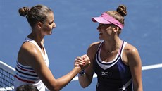 Tereza Martincová (vpravo) gratuluje k postupu do 2. kola US Open Karolín...