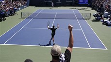 Americký mladík Jenson Brooksby slaví postup do 2. kola US Open.