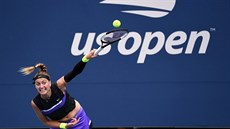 Petra Kvitová podává bhem 1. kola US Open.