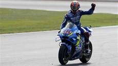 panl Alex Rins se raduje z vítzství na britském podniku MotoGP.