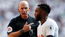 Danny Rose z Tottenhamu v komunikaci s rozhodím Mikem Deanem bhem utkání...