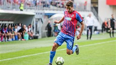 Plzeský Jan Kovaík kontroluje balon v utkání proti Opav.