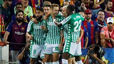 Fotbalisté Betisu se radují ze vstelené branky v utkání proti Barcelon.