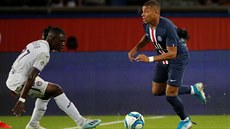 Kylian Mbappe (vpravo) z Paris St Germain vede balon, hlídá jej Jean-Victor...