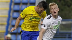 Michal Petrá� (vpravo) v utkání se Zlínem.