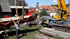 Nejt잚í na celé peprav bylo naloení na kamion pomocí jeábu. (22. srpna...