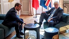 Emmanuel Macron a premiér Johnsonn na schzce v Elysee Palace v Paíi (22....