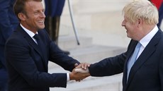 Johnson a Macron si podávají po schzce ruku. (22. srpna 2019)
