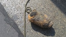 Nález dvou starých granátů uzavřel v neděli část chodníku na Podolském nábřeží...