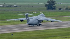 Americký letoun C-5M Super Galaxy