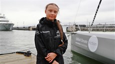 estnáctiletá védská aktivistka Greta Thunbergová pózuje ped jachtou Malizia...