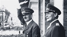 Adolf Hitler a Hermann Göring během vojenské přehlídky v Berlíně