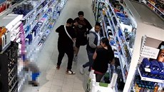 Policie pátrá po skupince mladých zlodj, která ze ternberského supermarketu...