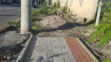 Chodník před domy bude dodělaný až po jejich demolici. (21. srpna 2019)