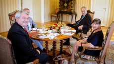 Prezident Milo Zeman pijal na zámku v Lánech pedsedu KSM Vojtcha Filipa a...