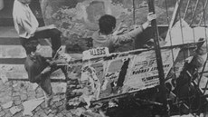 Brňané se při demonstraci 21. srpna 1969 snažili proti zasahujícím složkám...