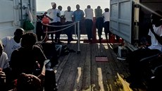 Migranti na lodi Ocean Viking provozované Lékai bez hranic (snímek byl poízen...
